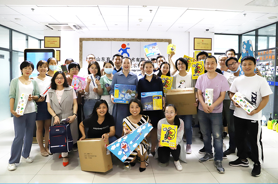 long8唯一官网登录网儿童节领福利合影