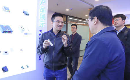 联通数科高级副总裁、中国联通物联网研究院院长李研一行到访long8唯一官网登录网参观交流